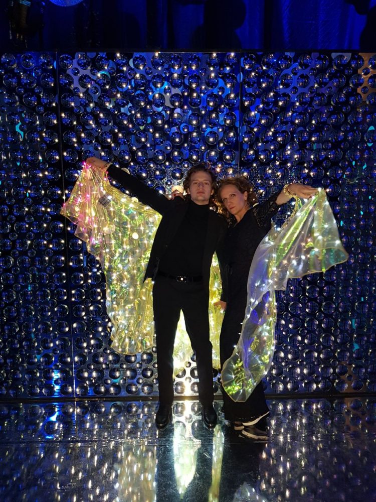 Toño y Ramona Cosio con las alas especiales que mandaron a hacer para la fiesta.