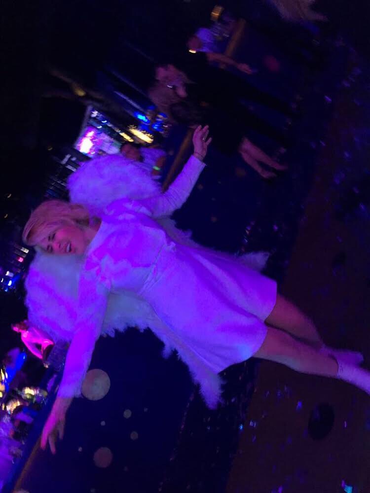 Beatriz Pasquel con unas alas muy divertidas qué la transformaron en Angel para la fiesta.