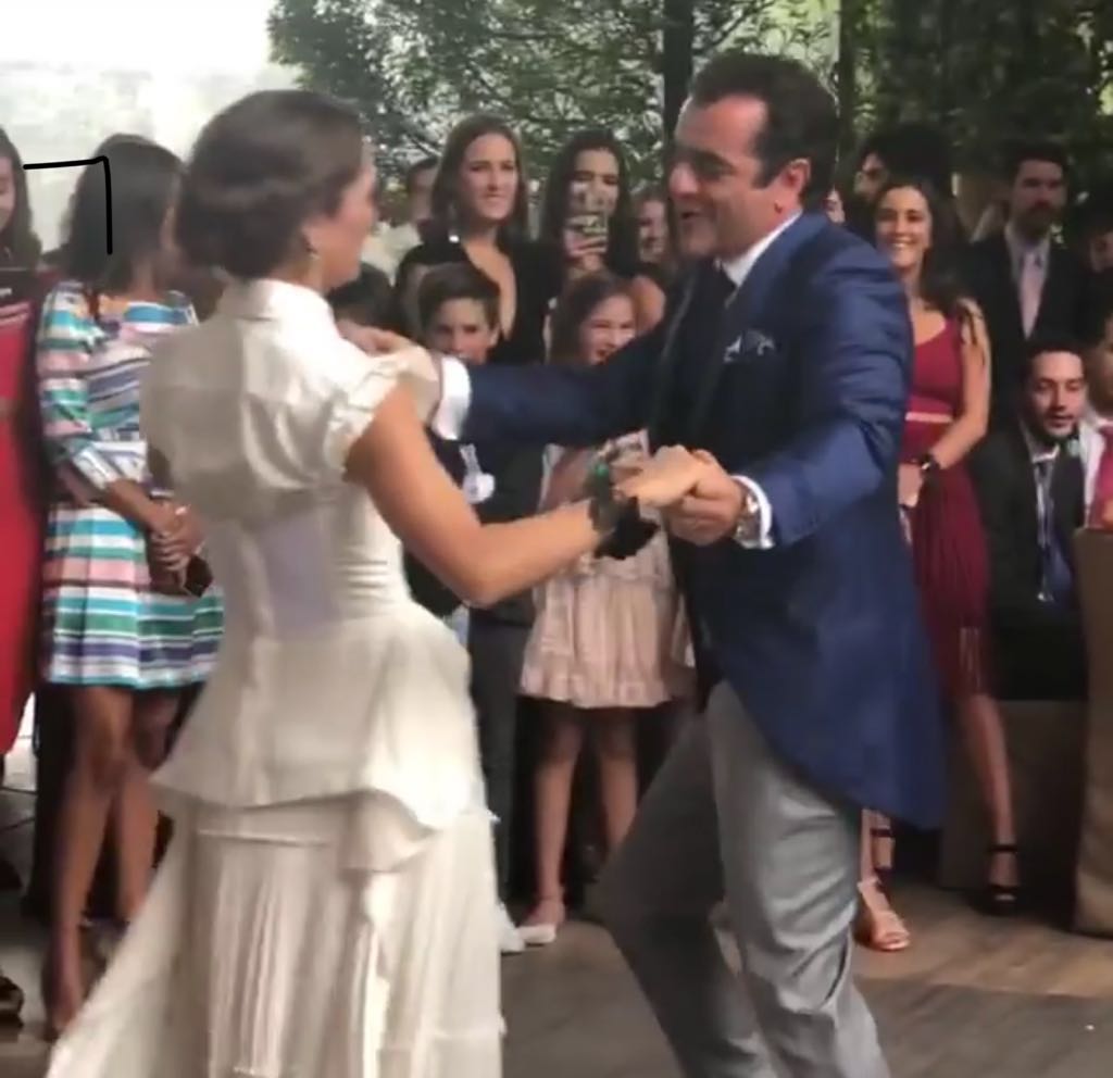 Nora Chedraui y Luis Narchi bailando en su boda.