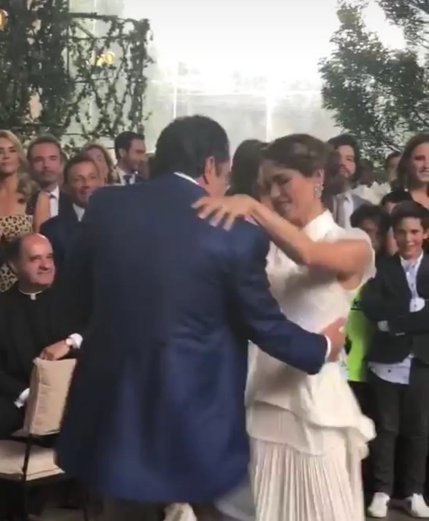 Nora Chedraui y Luis Narchi bailando en su boda.