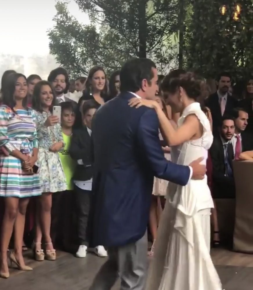 Nora Chedraui y Luis Narchi bailando en su boda.