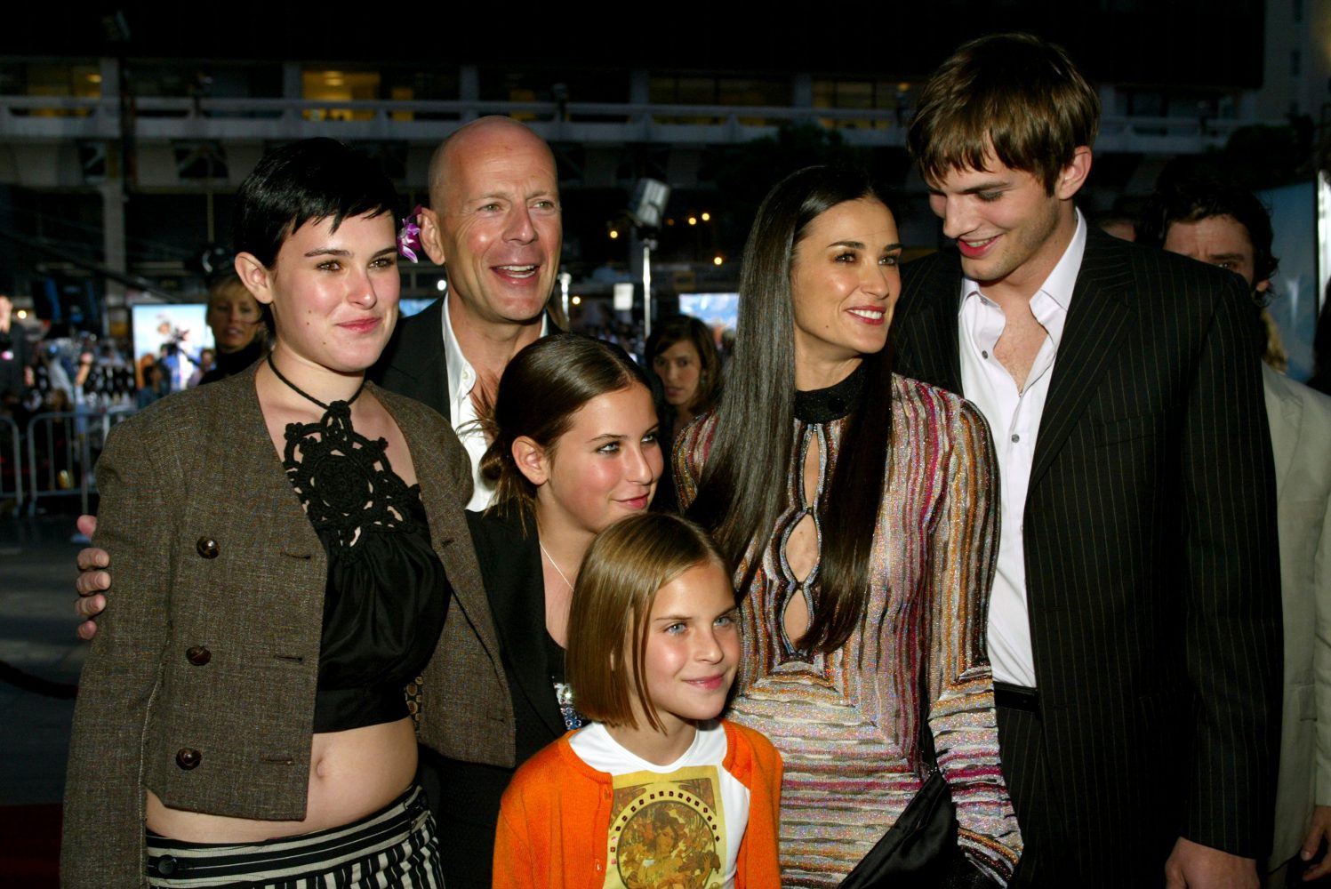 Demi Moore y Bruce Willis se casaron en 1987 y duraron 13 años juntos. Desde su divorcio, el actor siempre se llevó muy bien con las parejas de su ex. Aquí junto a sus tres hijas, Rumer, Scout y Tallulah, y Ashton Kutcher, ex de Demi.