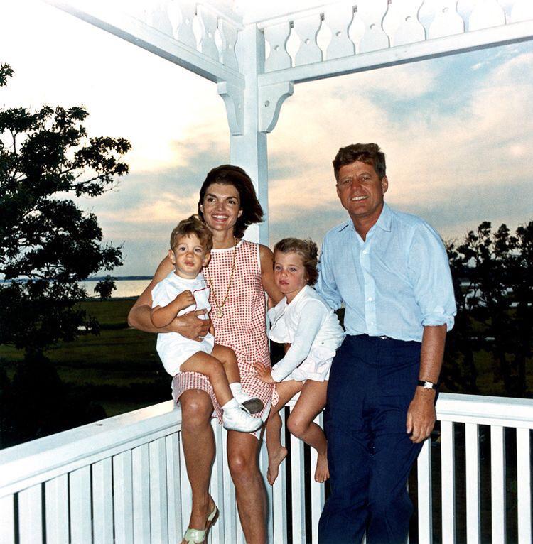 Jackie y John F. Kennedy con sus hijos.