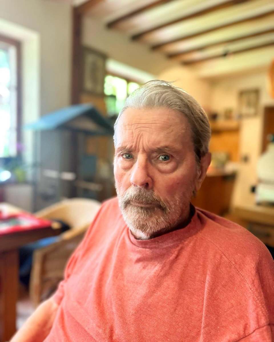 Esta foto de Alain Delon, de 88 años, la publicó su hija Anouchka apenas el 13 de julio, cuando llevó a su papá a la peluquería, y escribió: “Siempre hermoso. Siempre impecable. Siempre elegante”. 