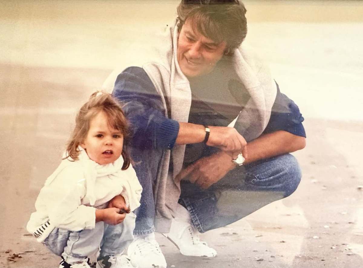 Anouchka de niña con su papá.