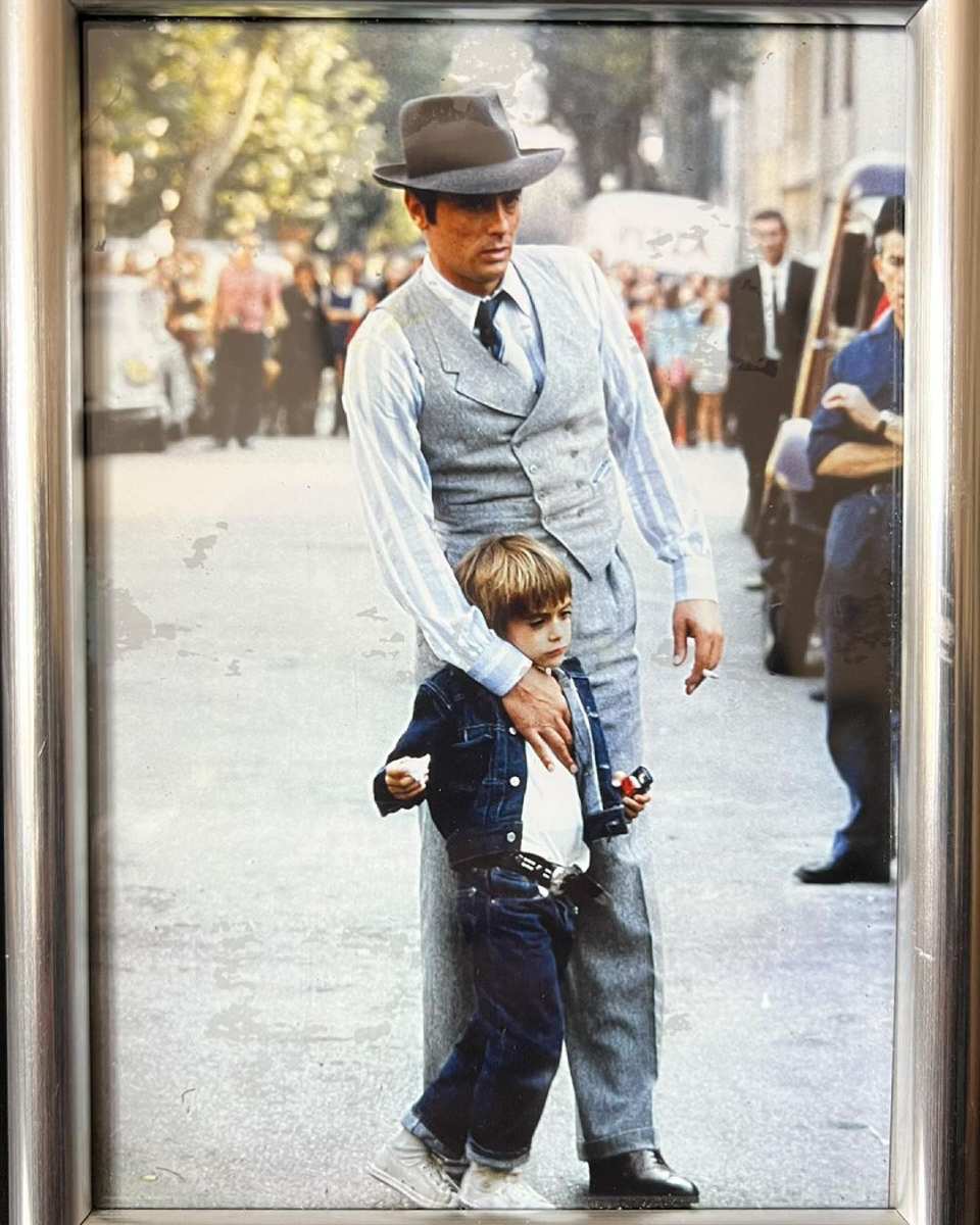 Anthony Delon de niño con su papá Alain Delon.