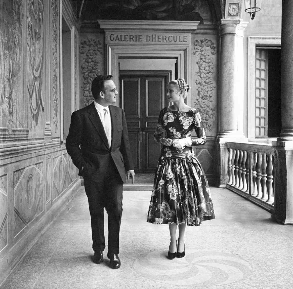 Príncipe Rainiero de Mónaco y Grace Kelly en el Palacio para sesión de fotos con la revista Paris Match en 1955.