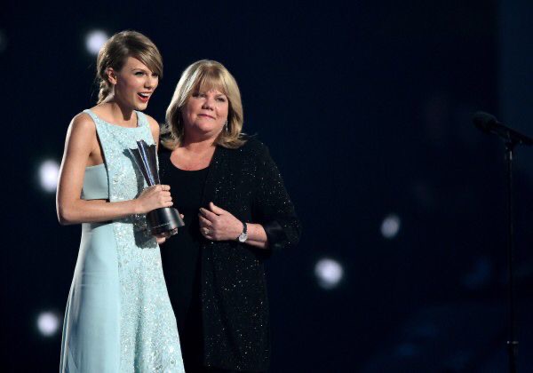 ¿Qué pasa con la mamá de Taylor Swift?