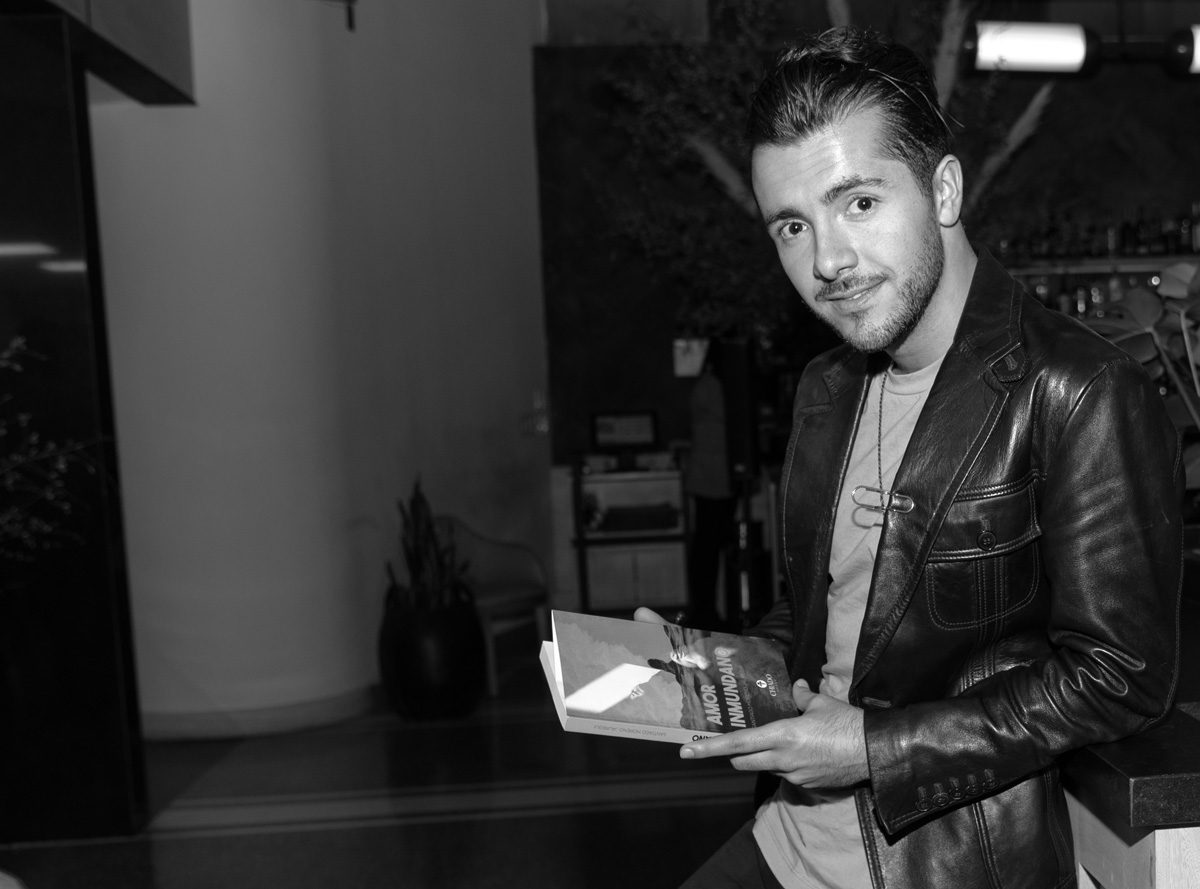Santiago Moreno presenta su libro Amor Inmundano