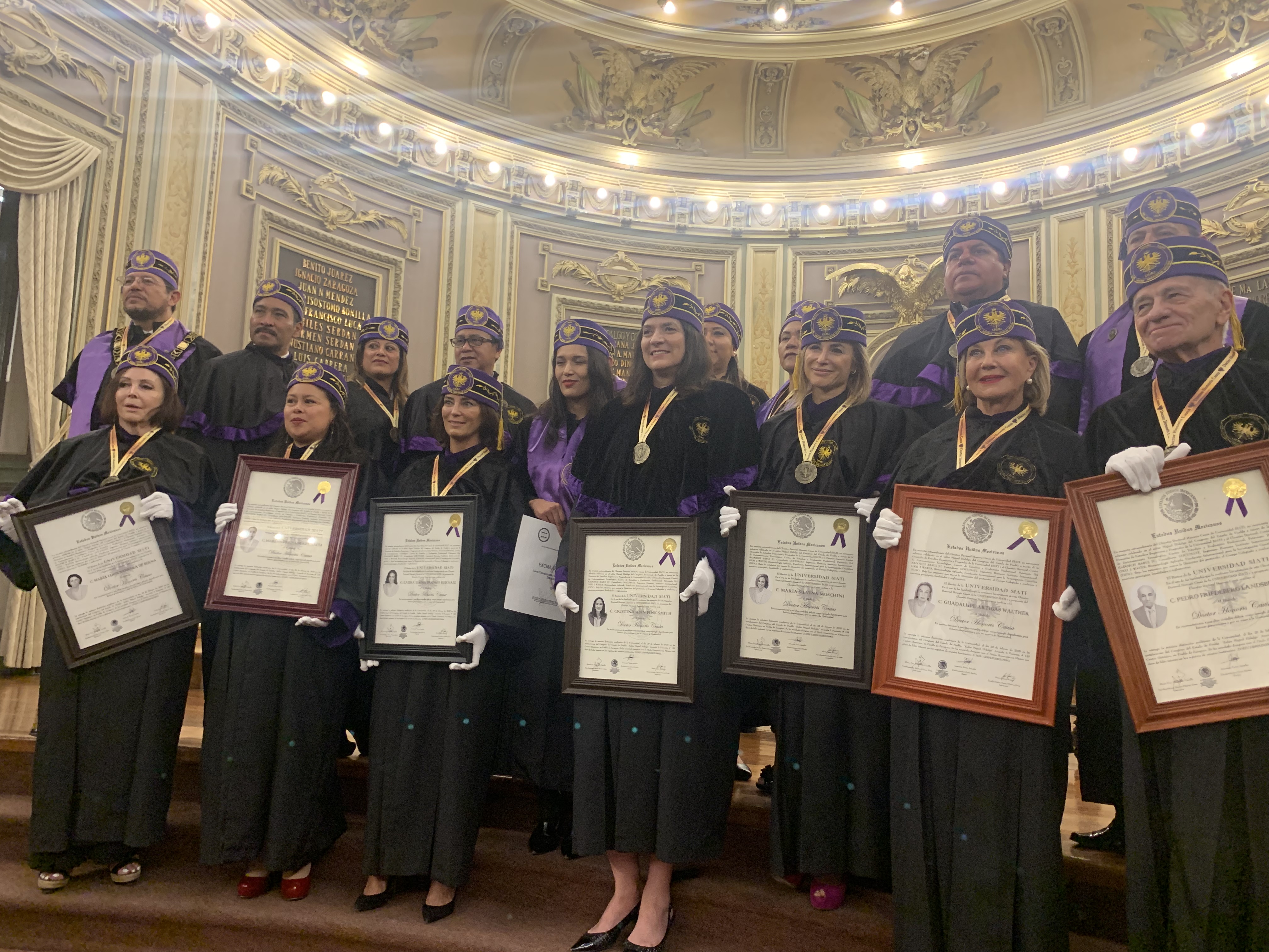 Alumnos recibiendo su Doctor Honoris Causa.