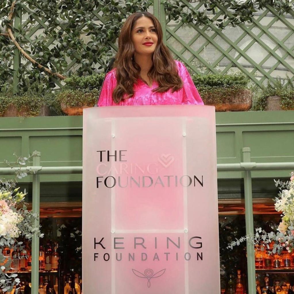 Salma Hayek apoyando a las mujeres mexicanas y del mundo.