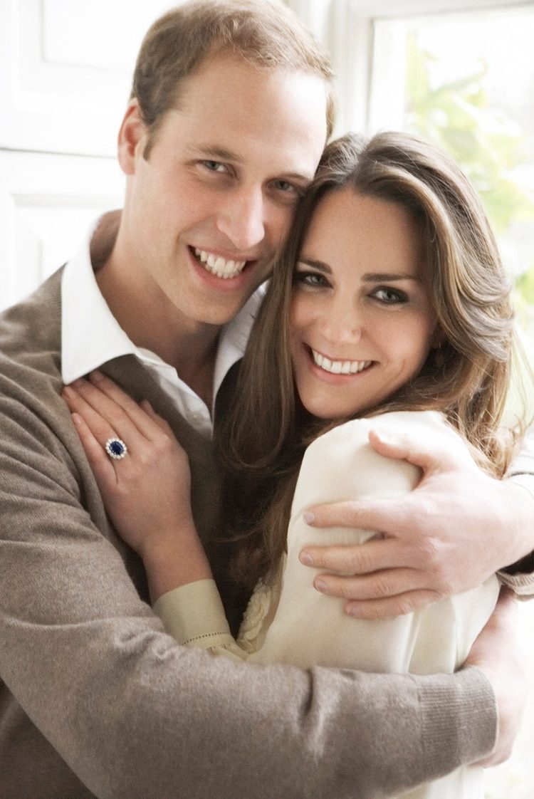 Príncipe William y Kate Middleton con su anillo de compromiso.