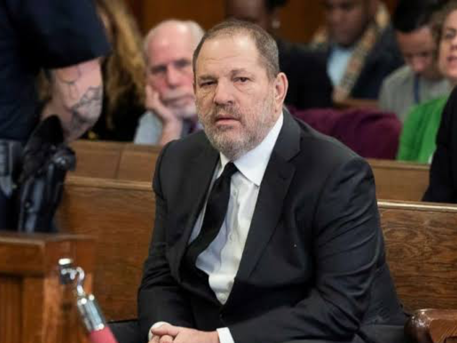 ¿A quién le pagará millones Harvey Weinstein?
