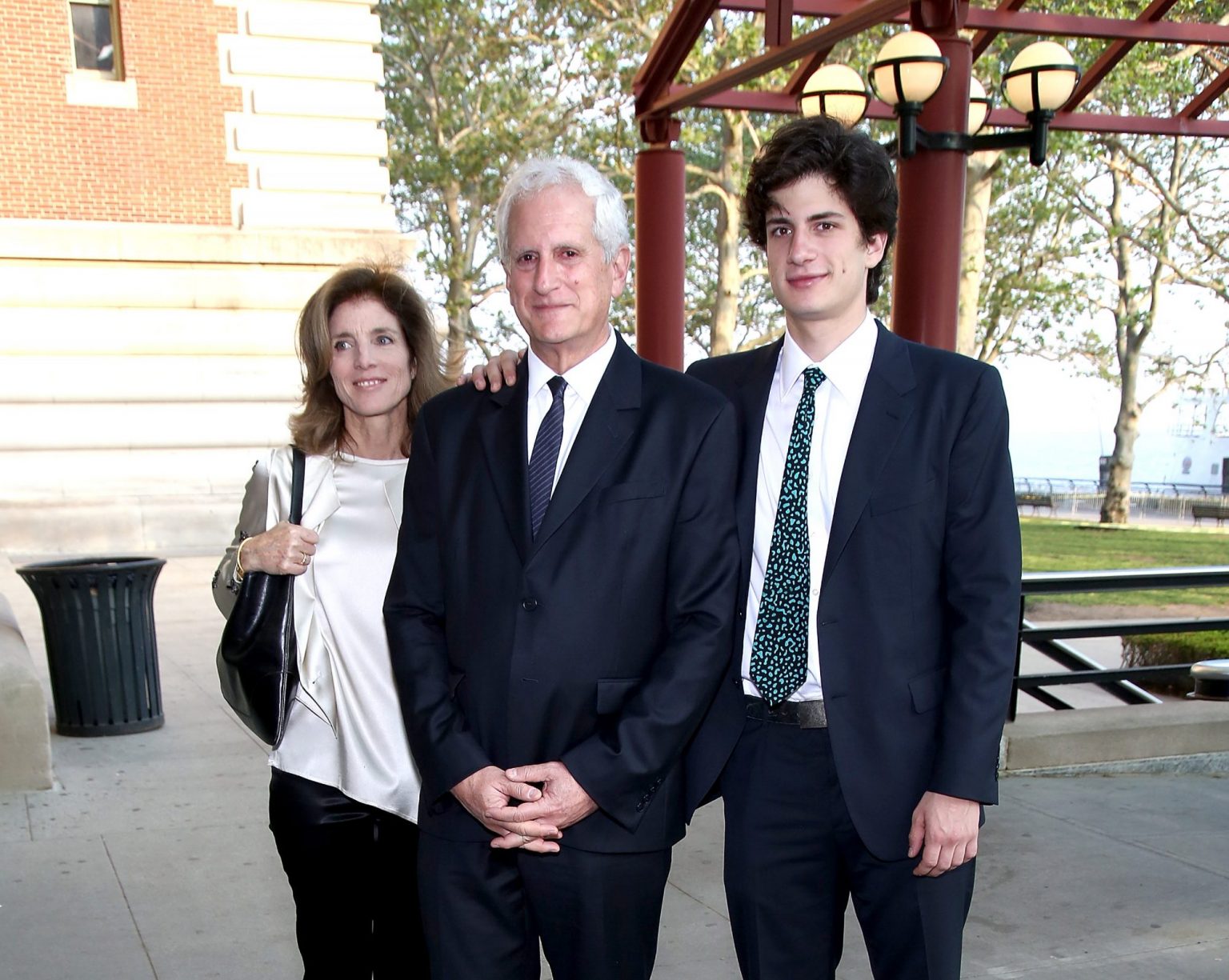 Carolina Kennedy con Edwin Schlossberg y Jack.