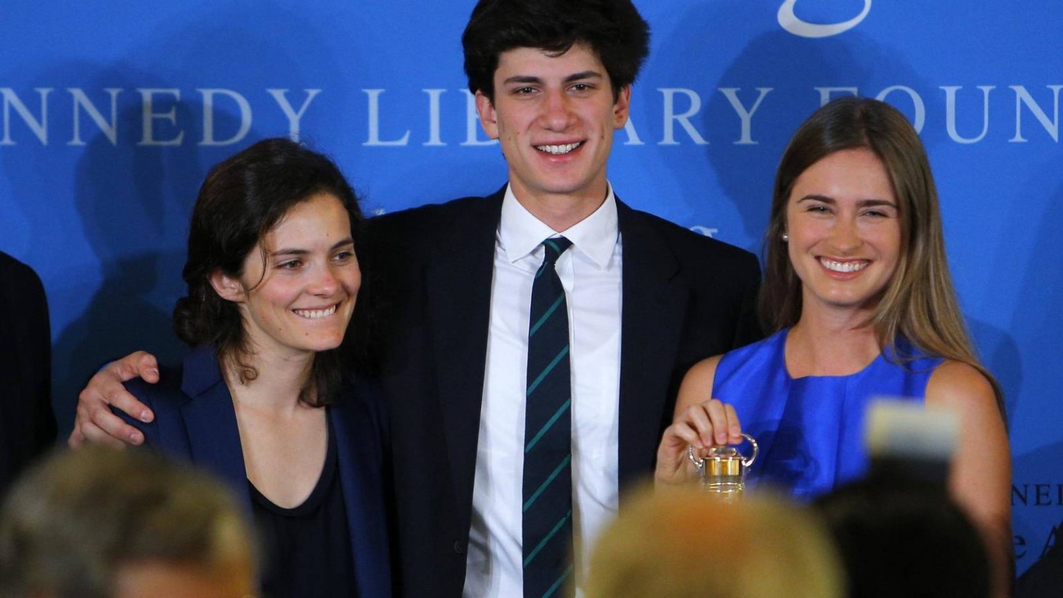Jack Schlossberg con sus hermanas Rose y Tatiana.