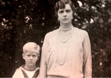 El príncipe Felipe de niño y su mamá.