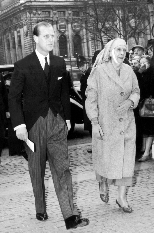 El príncipe Felipe de adulto y su mamá.