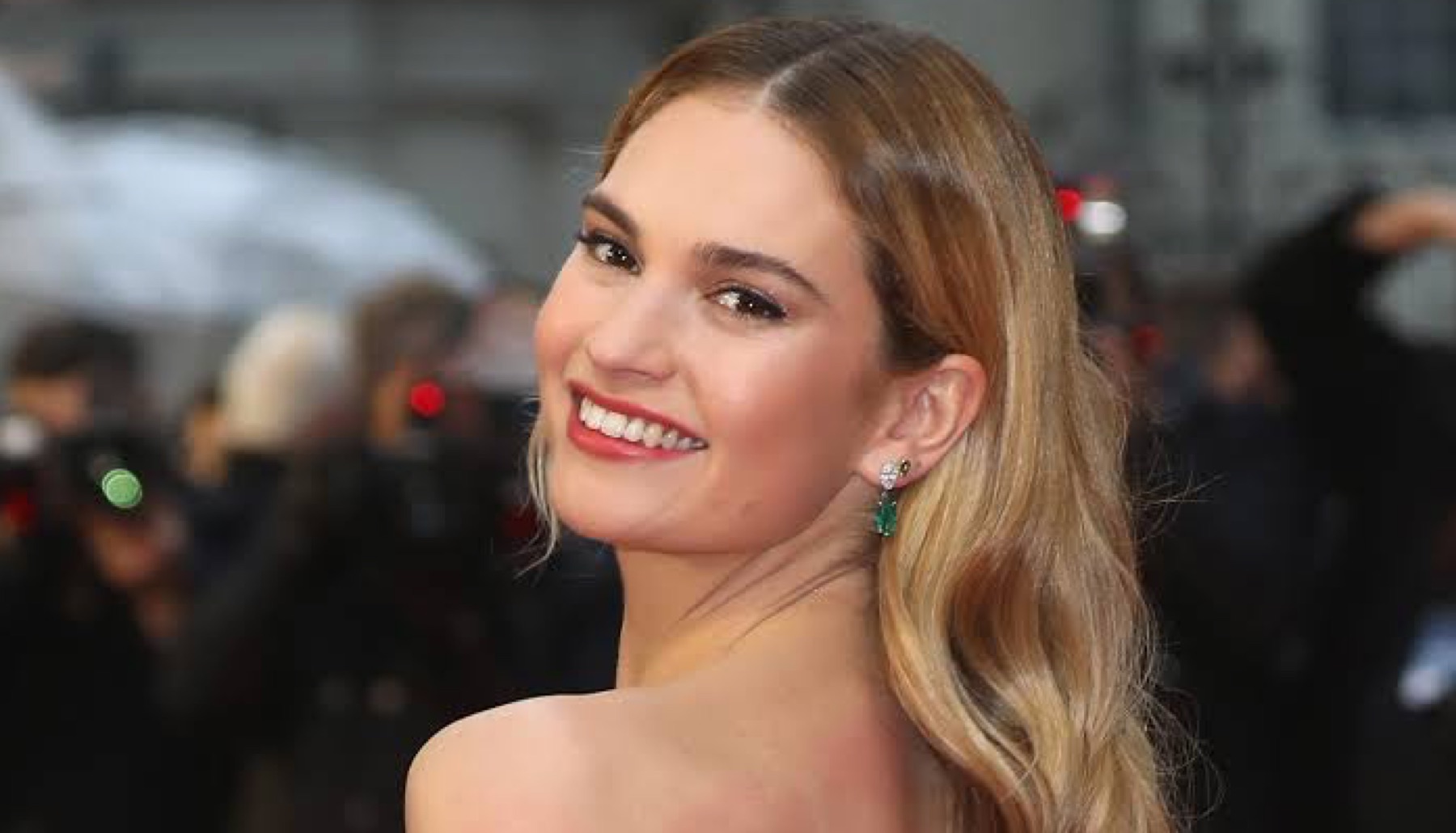 ¿Por quién cambia Lily James a Chris Evans?