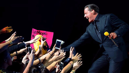 Luis Miguel saludando a sus fans