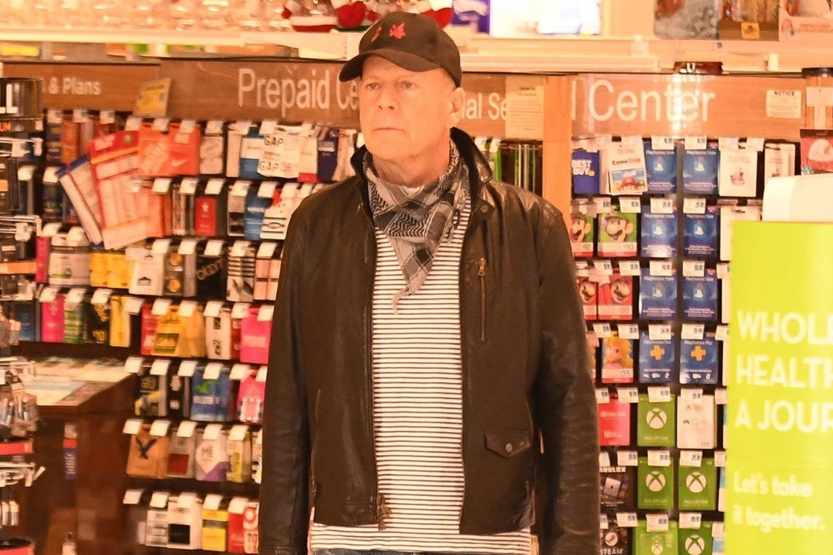 Bruce Willis al no usar cubrebocas,  expulsado de una farmacia