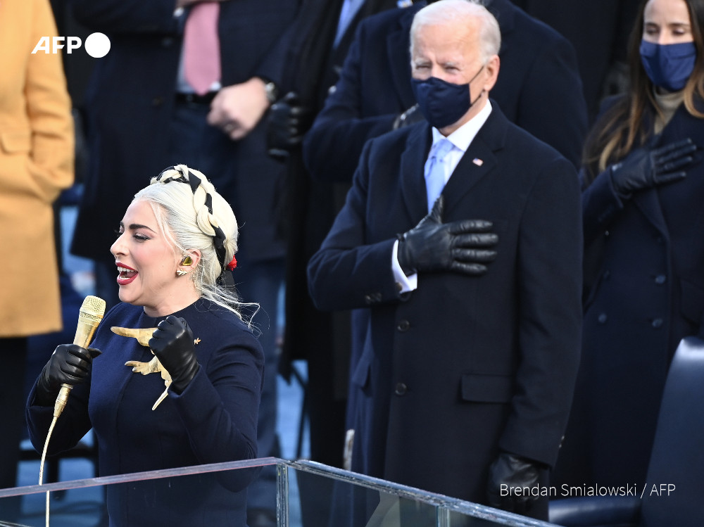 Lady Gaga entonó el himno nacional durante la investidura del presidente Joe Biden.