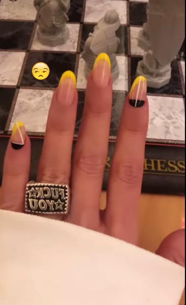 En anillo de que mostró la actriz para "desmentir" el compromiso.