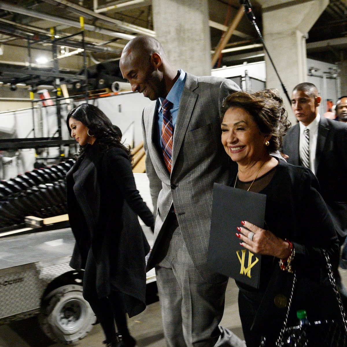 Kobe Bryant con su esposa y su mamá.