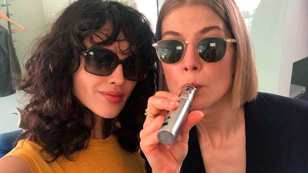 Eiza Gonzalez y Rosamund-Pike