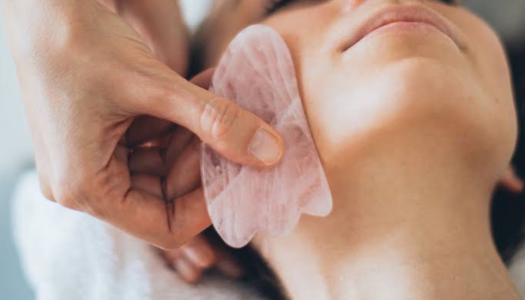Dale un boost a tu rutina de belleza con la Guasha