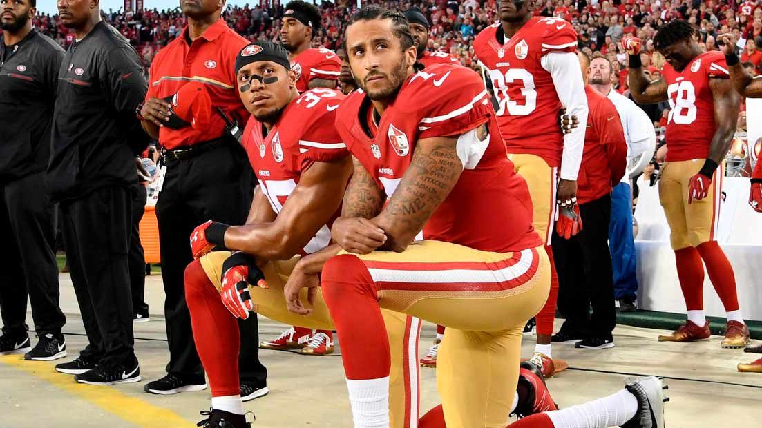 Colin Kaepernick a la derecha, arrodillado en 2016 junto a Eric Reid, de los San Francisco 49ers.