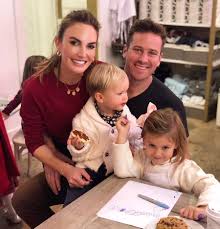 Armie estuvo casado con Elizabeth Chambers durante 10 años, con la que tuvo dos hijos.