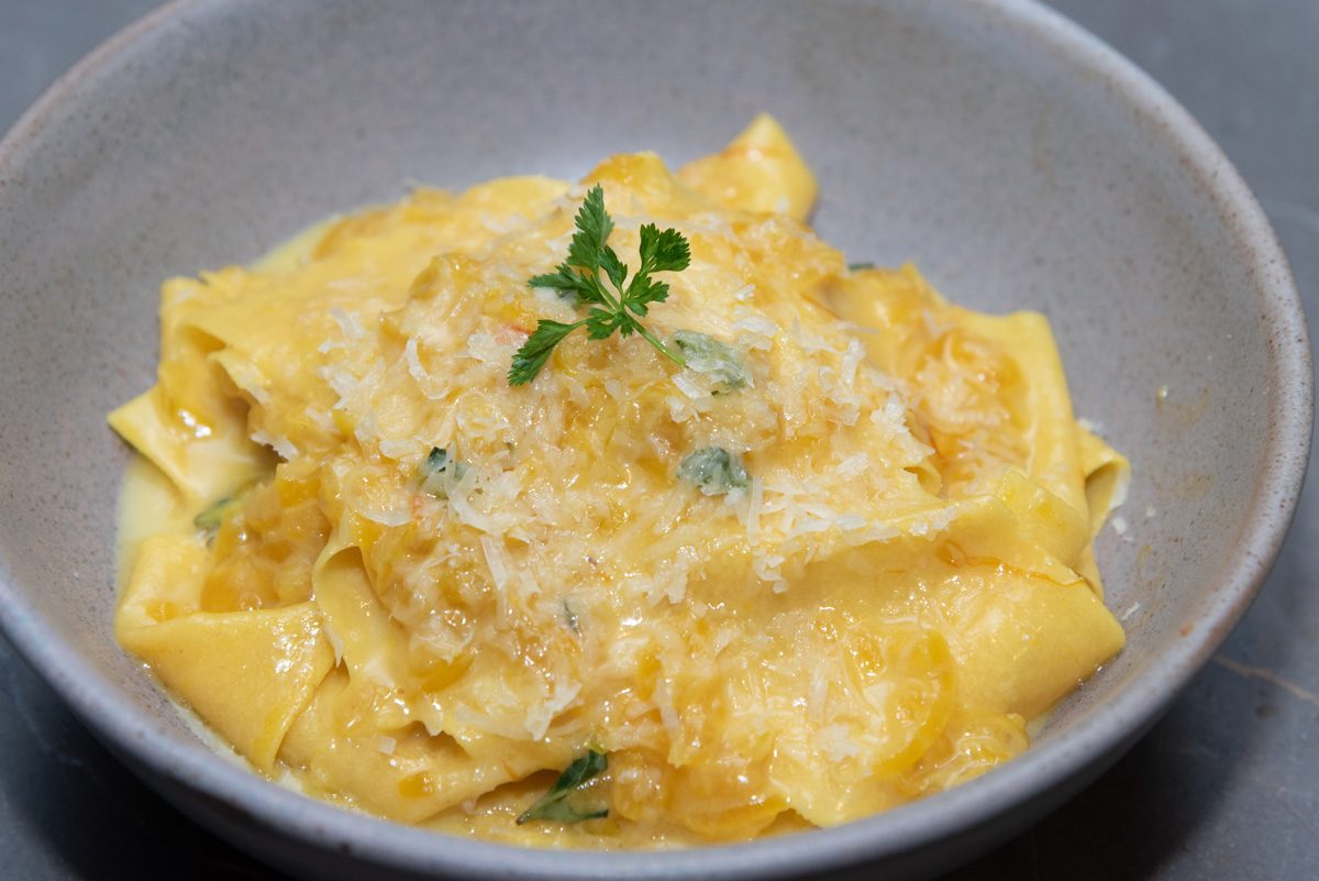 Pappardellle allo zaferano papardelle al azafrán con cebolla caramelizada