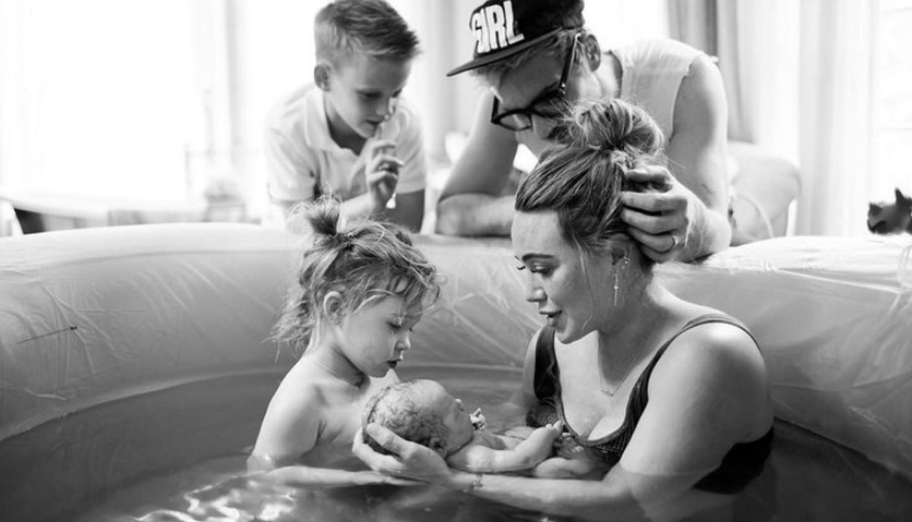 Hilary Duff y su esposo Matthew le dan la bienvenida a su hija Mae
