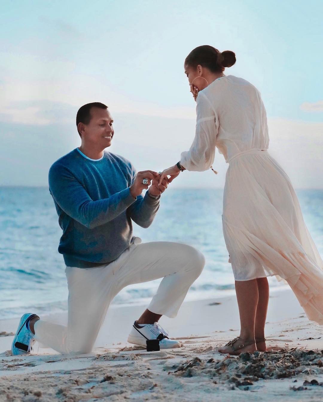 Jennifer-Lopez-Alex-Rodriguez-compromiso