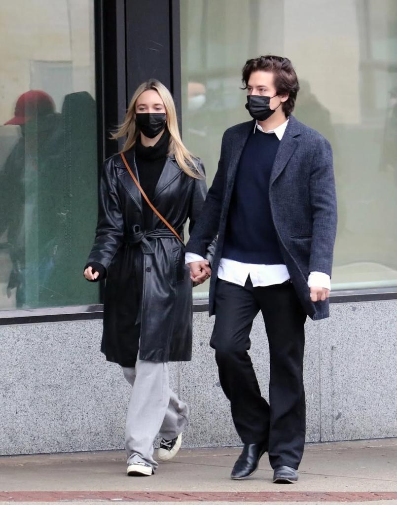Cole Sprouse y Ari Fournier