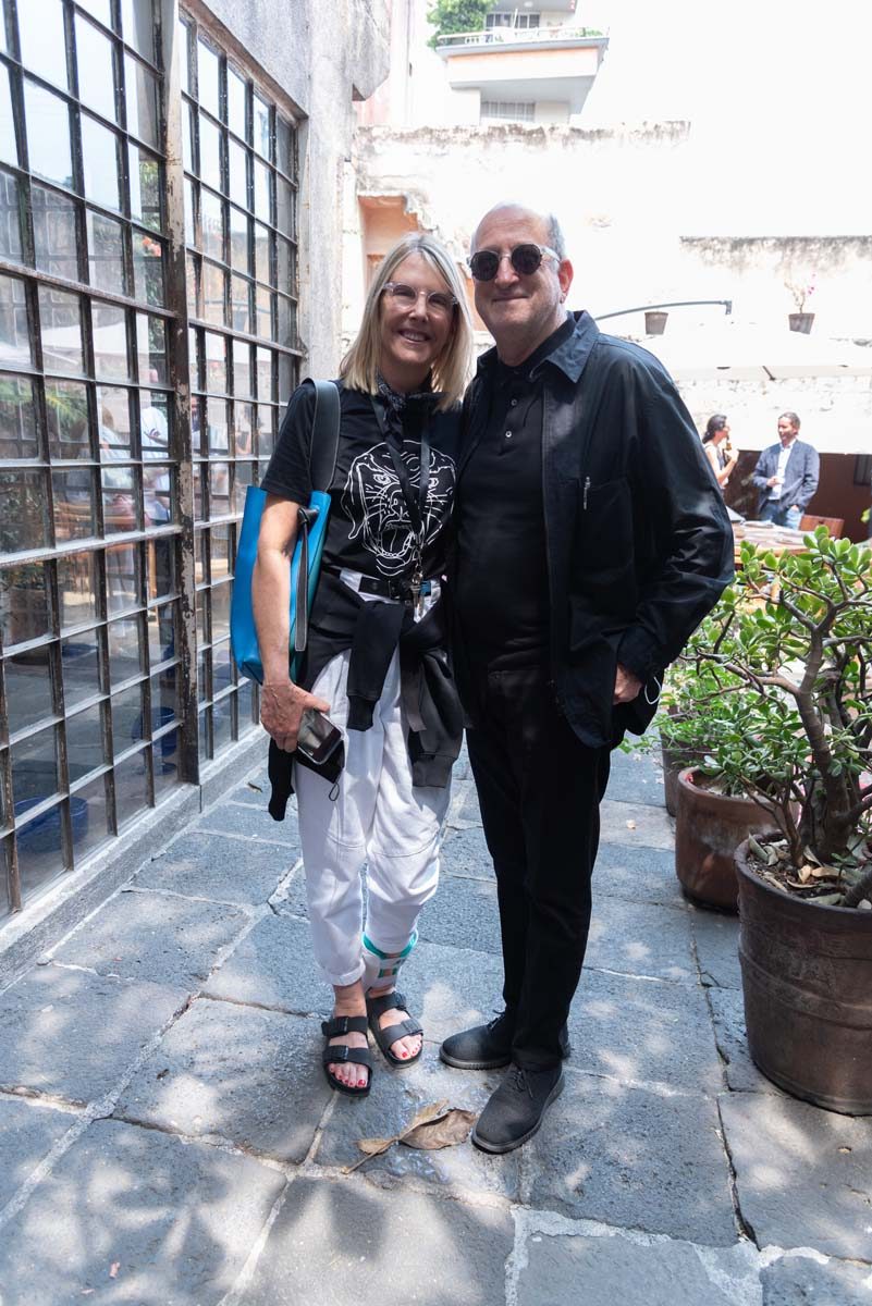 Sara Goororrves y Enrique Norten en la comida por la inauguración de Zona Maco.