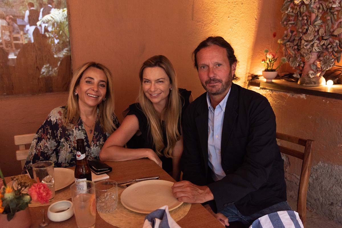 Luisa Serna, Catalina Buchanan y Eduardo Prieto en la comida por la inauguración de Zona Maco.