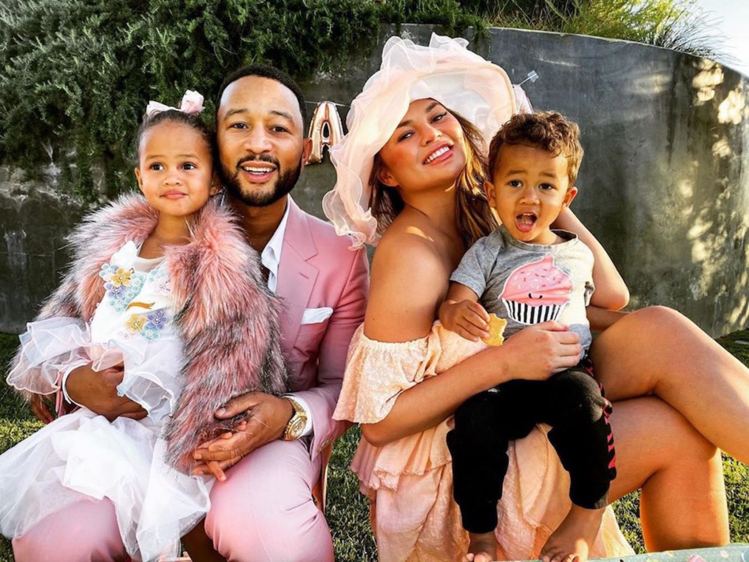 Chrissy Teigen, John Legend y sus hijos Luna y Miles