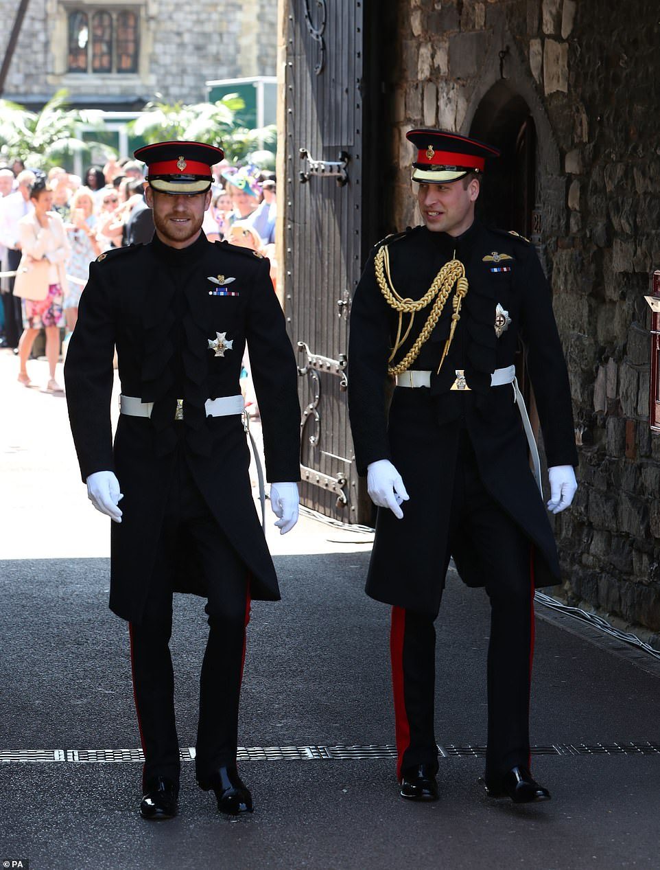 Harry-y-William-en-uniforme
