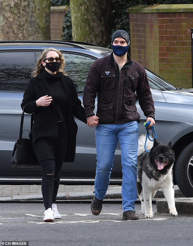 Henry-Cavill-nueva-novia-y-perro