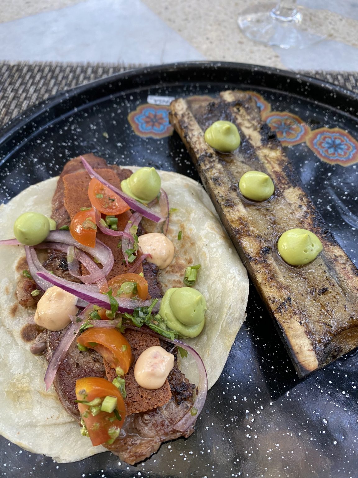 Taco llanero. Rib Eye con tuétano y costra de queso