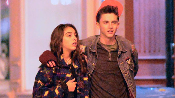 Lourdes-Leon-y-Timothee-Chalamet-paseo