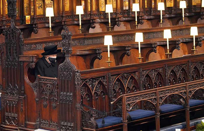 Reina-Isabel-II-en-solitario-funeral-Felipe