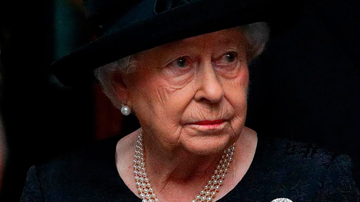 Isabel II resuelve la polémica sobre quién debe usar uniforme militar en el funeral de Felipe