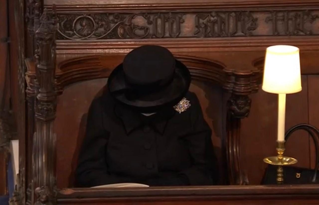 Reina-Isabel-rezando-funeral-Felipe