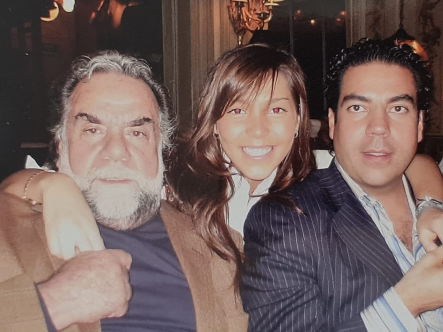 Frida Sofía con su padre y abuelo