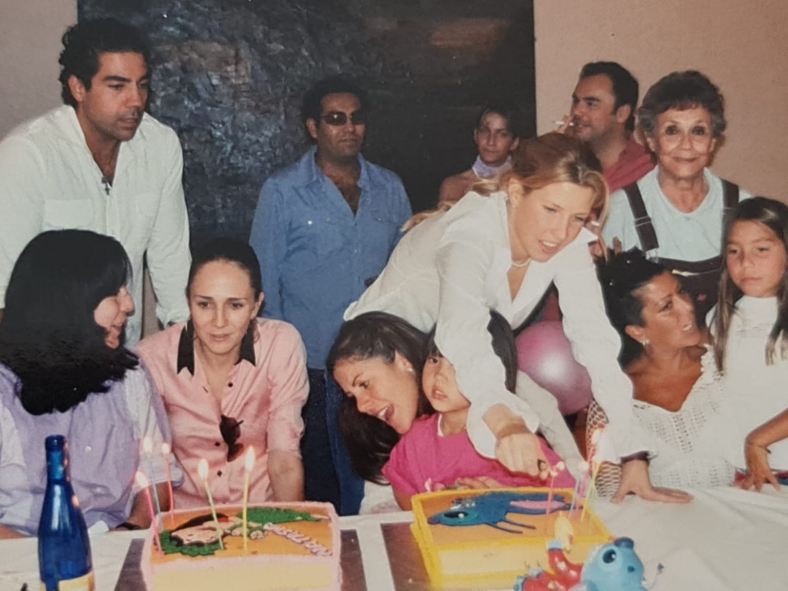 La familia reunida celebrando un cumpleaños