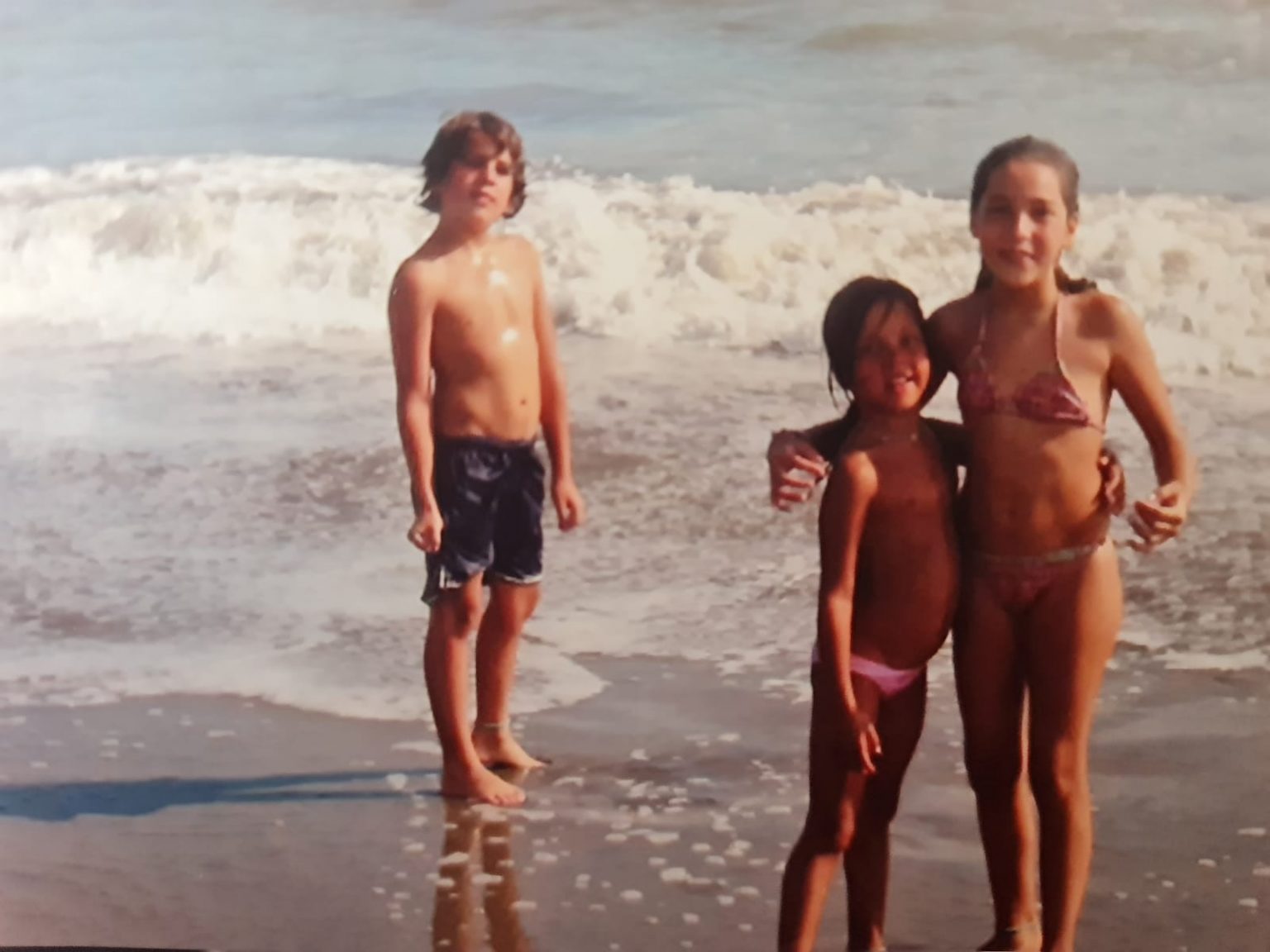 Frida Sofía y sus hermanos disfrutando del mar