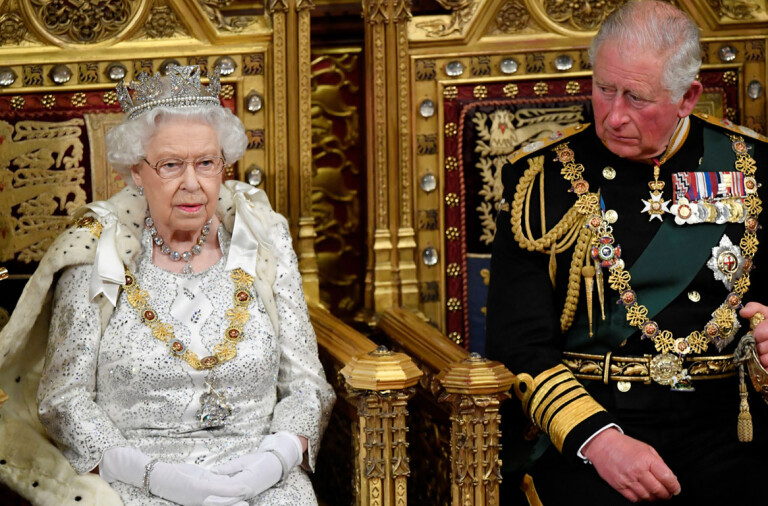 La reina Isabel y su hijo el príncipe Carlos