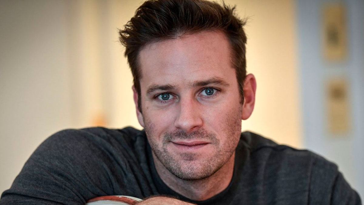 En medio de acusaciones por violación, Armie Hammer estrena novia